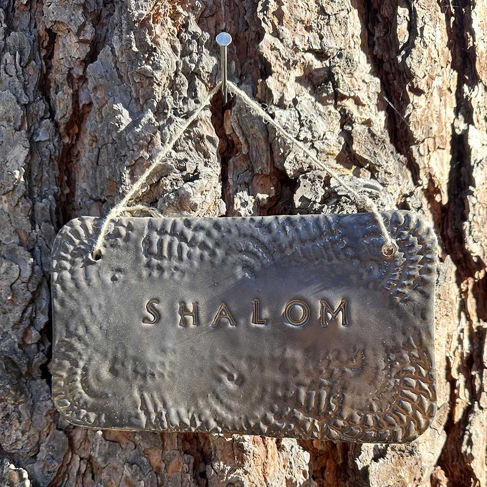 "shalom" hanging ceramic sign in gold with doily lace border